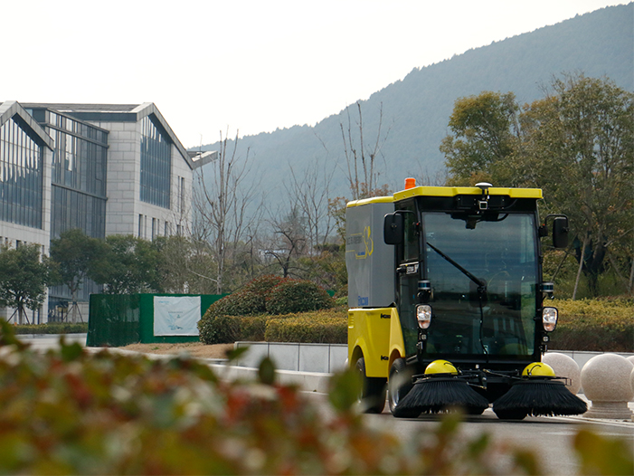APP下载无人驾驶扫路机在徐州珠山艺术街区作业
