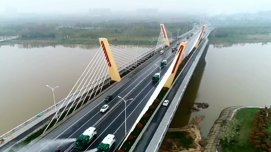APP下载环卫装备在六安赤壁路大桥作业