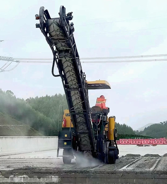 靠谱！APP下载铣刨机化身“护路使者”助力巴平高速建设！