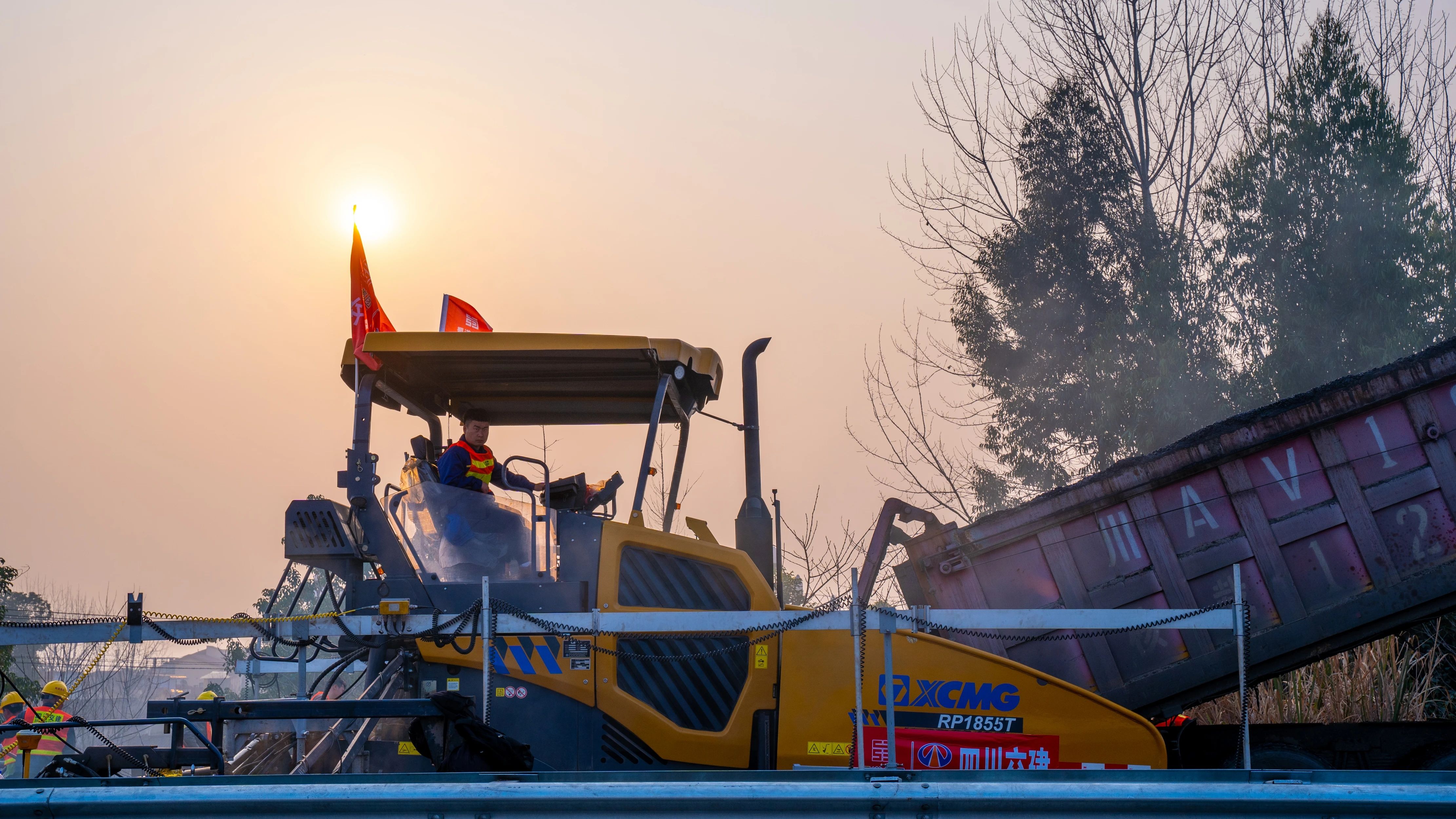 18天！APP下载成套沥青路面装备助力成绵高速罩面施工！