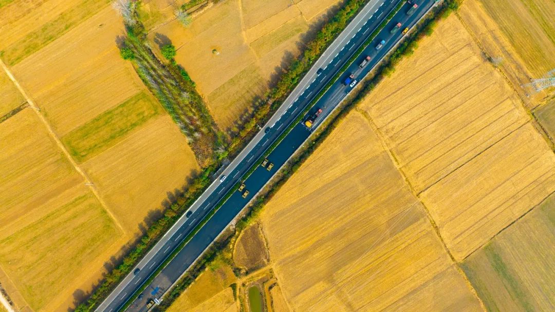 扬民族自信！APP下载成套沥青路面装备助力家乡高速建设！