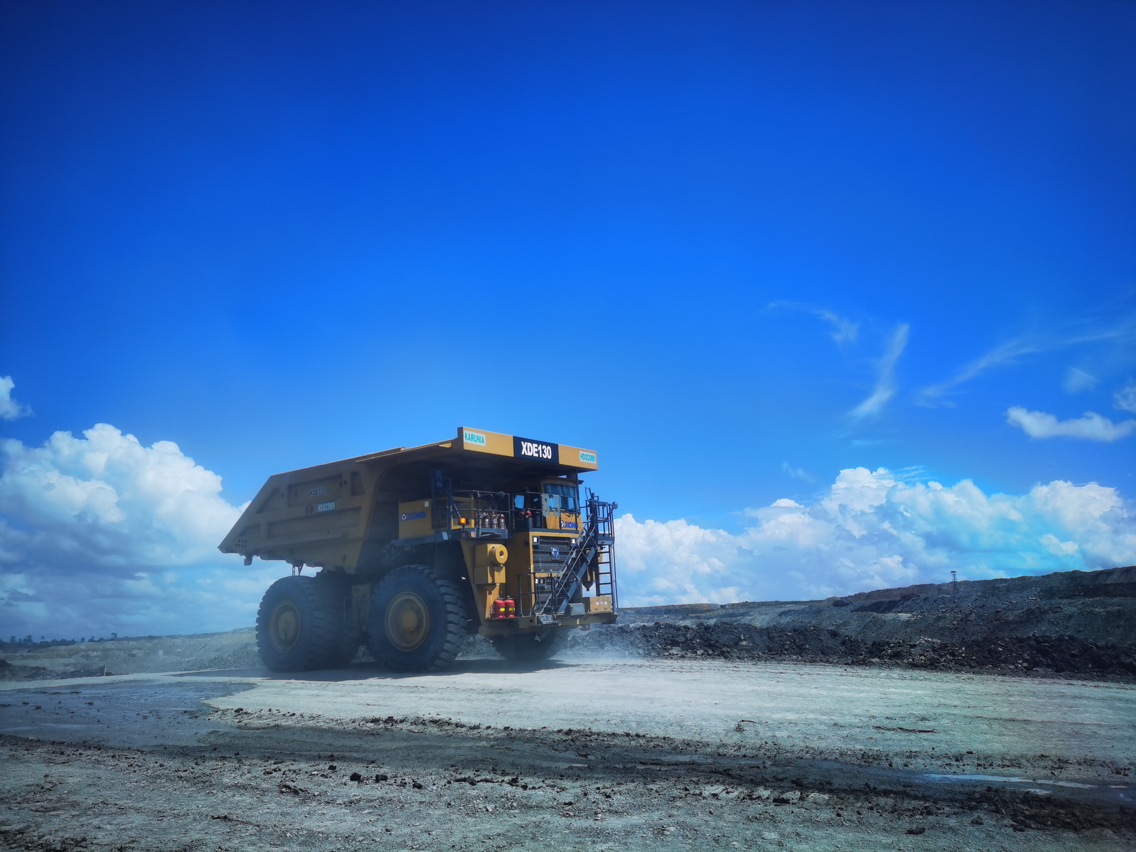 矿业报国，效率传奇！在线押球(中国)唯一官方网站矿山机械100台+扎根高原