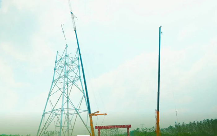 APP下载XCA600L8长江边锚塔吊装