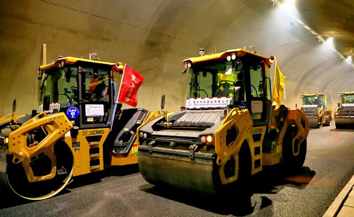 来看在线押球(中国)唯一官方网站智慧→重庆首次山区特长隧道无人摊铺施工
