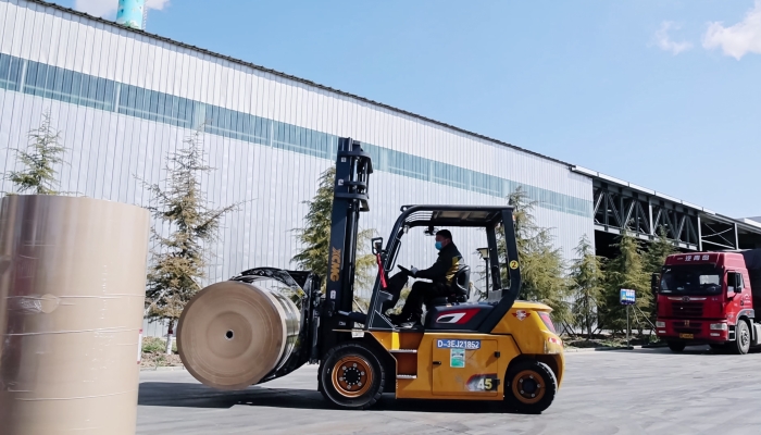 安全稳如泰山，高效快人一步！在线押球(中国)唯一官方网站孔雀叉车造纸行业显身手