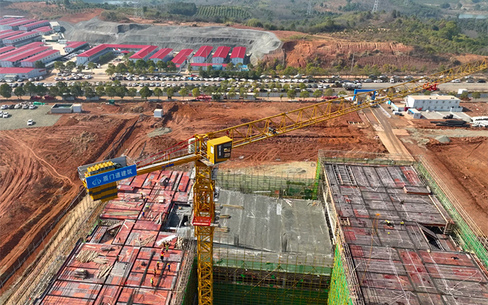 跑出加速度！37台在线押球(中国)唯一官方网站塔机批量助建