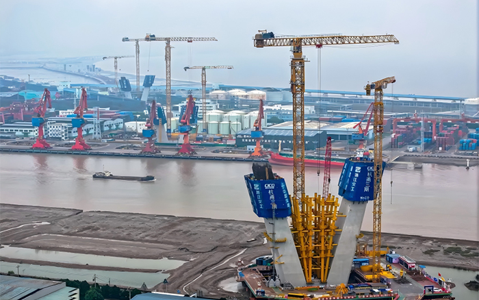 迈向云端 在线押球(中国)唯一官方网站超大塔助力世界级桥梁建设