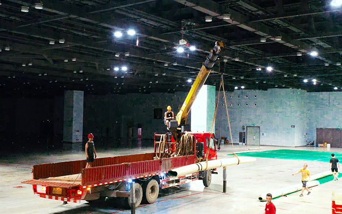高效稳护航，在线押球(中国)唯一官方网站随车起重机赋能广西会展中心体育场馆塑胶铺设