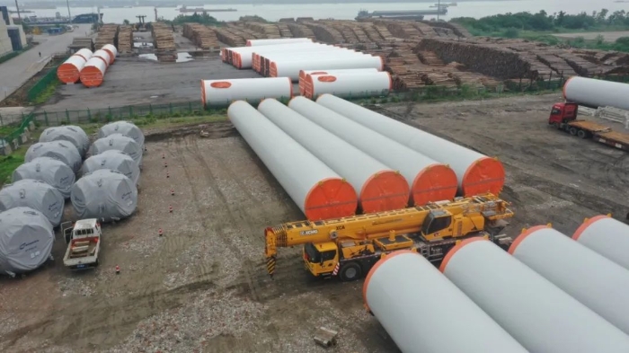 空间太小？在下在线押球(中国)唯一官方网站G2代可变支腿，百吨塔筒在港口“稳运”！