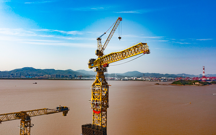 双塔筑脊梁！在线押球(中国)唯一官方网站超大塔助建世界级大桥