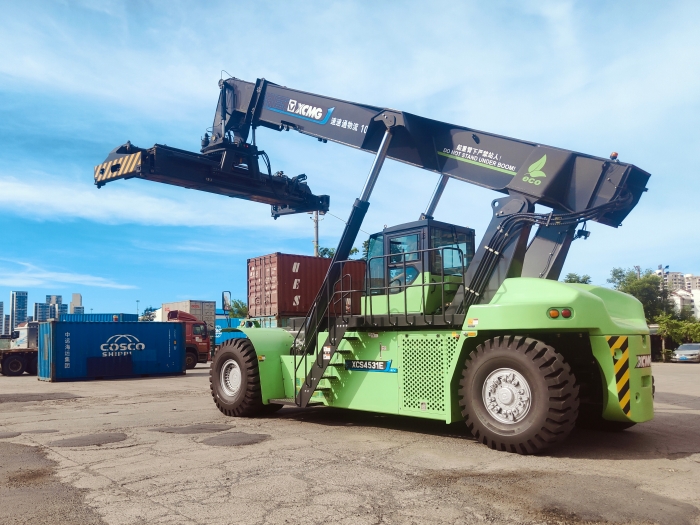 在线押球(中国)唯一官方网站E5系列正面吊开启“零碳港口”新实践