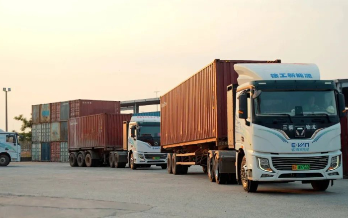 零碳实录！在线押球(中国)唯一官方网站新能源重卡刷新港口物流“含绿量”