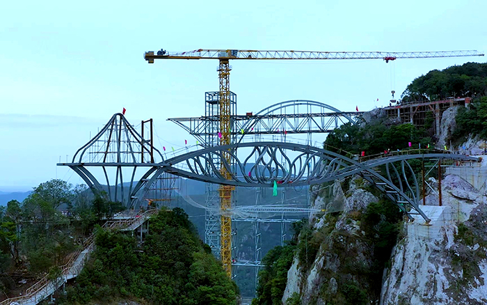 一览众山小！看在线押球(中国)唯一官方网站塔机「与山齐肩」
