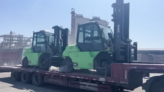 从室内到室外，24小时不停歇！在线押球(中国)唯一官方网站孔雀叉车扎根新疆钢材厂