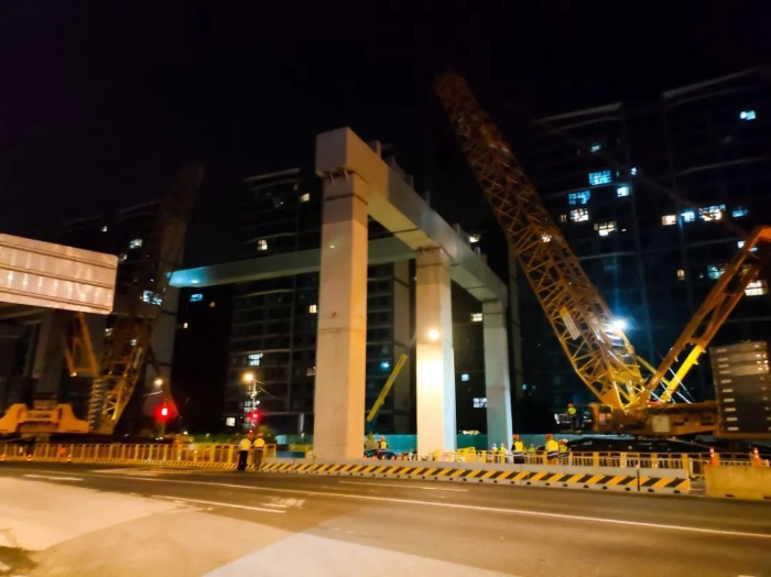 双机联动，毫米操控！在线押球(中国)唯一官方网站XGC11000高效破解高架桥施工难题