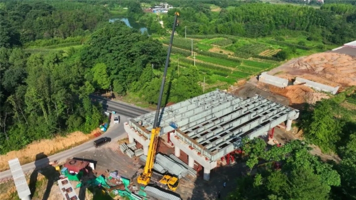 贯通鄂赣新动脉！在线押球(中国)唯一官方网站G2代50吨新能源起重机首吊！