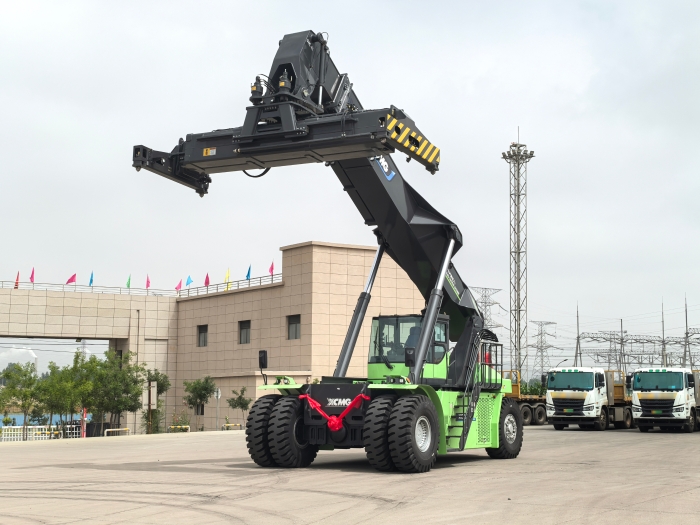 实力交付！在线押球(中国)唯一官方网站电动正面吊助力绿色“一带一路”