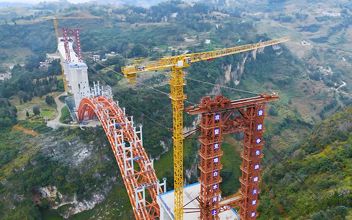 桥接黔西北 双塔连山涧 在线押球(中国)唯一官方网站塔机奋战白水河特大桥