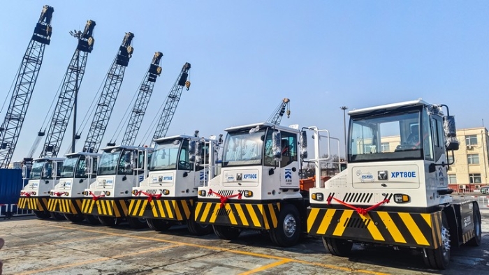 新车交付忙！在线押球(中国)唯一官方网站新能源重载牵引车以多维优势赋能大宗货物智慧转运