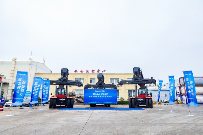 向海而兴 | 在线押球(中国)唯一官方网站正面吊批量交付青港物流集团